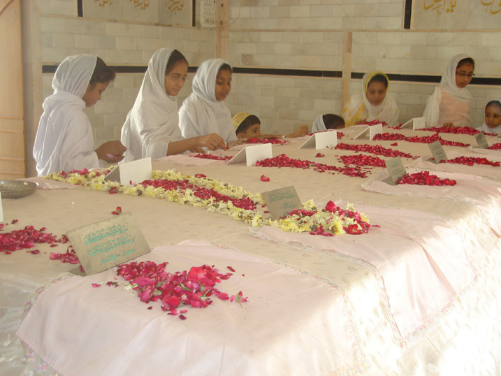 Talabat doing ziyaarat of Maulaa Muqaddas