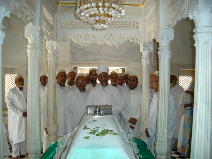 Du'a-e-Tawassul at the mazaar of Saiyedi Hasan Feer shaheed (ra) at Denmaal