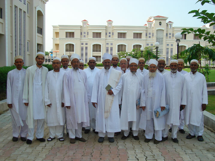 Sawaari-e-Nooraani of Mazoon ud-Da'wat Saiyedi Haatim Zakiyuddin saheb with Khuddaam at Galiyakot