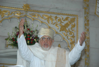 Aaqaa Maulaa Huzoor-e-Aali Saiyedna Abu Haatim Taiyeb Ziyauddin saheb (tawwalallaaho umrahu ash-shareef taiyebi anwaar thi mumineen ne nawaazi rahya che